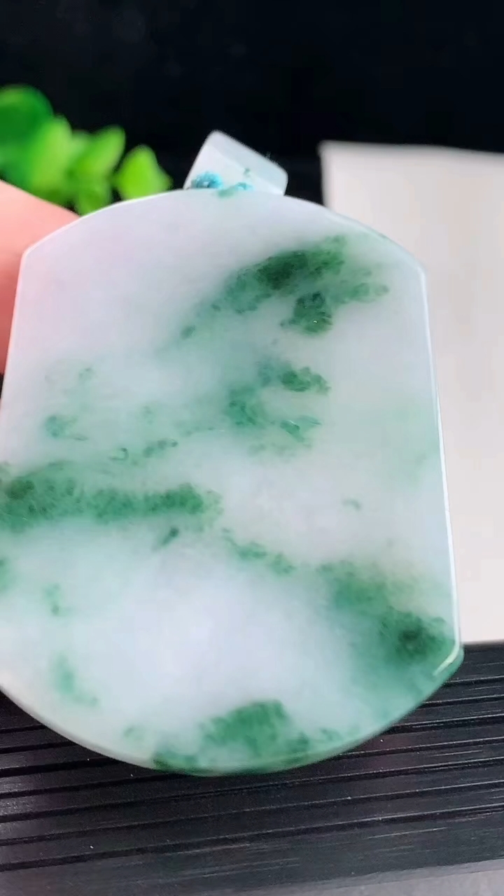 天然A货翡翠飘花无事牌吊坠，尺寸55.6-42-5.5重量:38.97g
5月7日