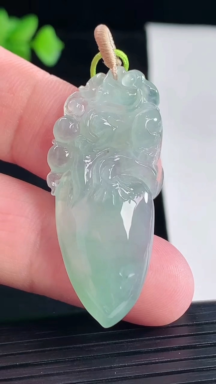 天然A货翡翠寿桃吊坠，尺寸41-19-6重量:7.46g
5月7日