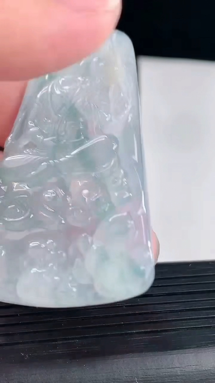 天然A货翡翠飘花大势至菩萨吊坠，尺寸62.6-39-5.5重量:29.52g
5月7日