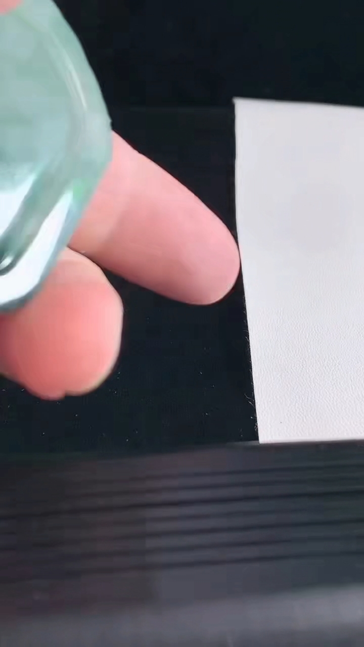 天然A货翡翠花生肖虎吊坠，尺寸50-42.2-5.6重量:25.18g
5月7日