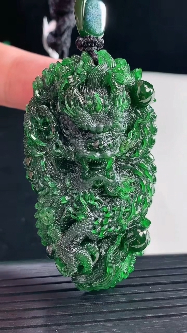 天然A货翡翠龙牌吊坠，尺寸62.5-35-16.5重量:45.86g
5月7日