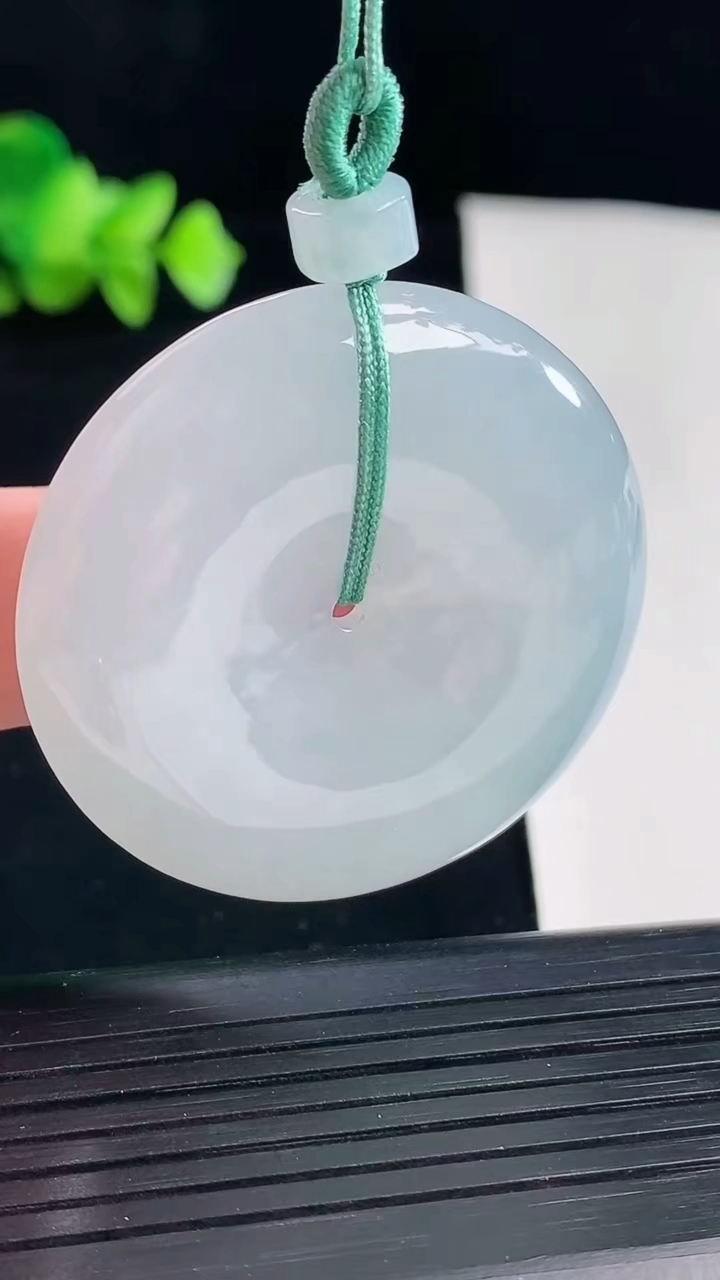 天然A货翡翠平安扣吊坠，尺寸41-8重量:27.66g
5月7日