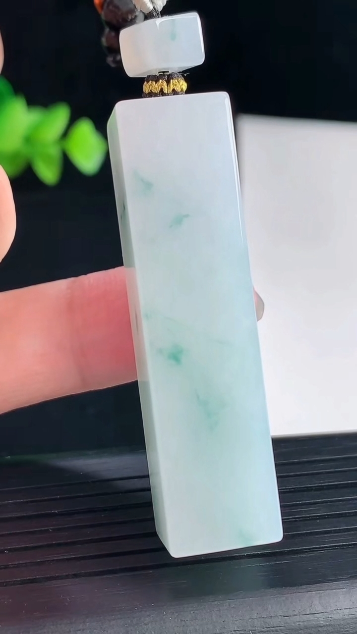 天然A货翡翠飘花无事牌吊坠，尺寸51.6-13.6-13重量:33.07g
5月7日