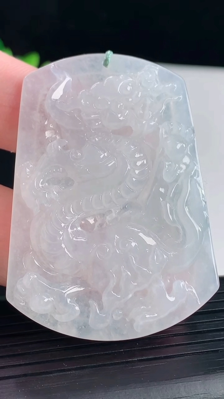 天然A货翡翠龙牌吊坠，尺寸55-39.5-5.2重量:22.96g
5月7日
