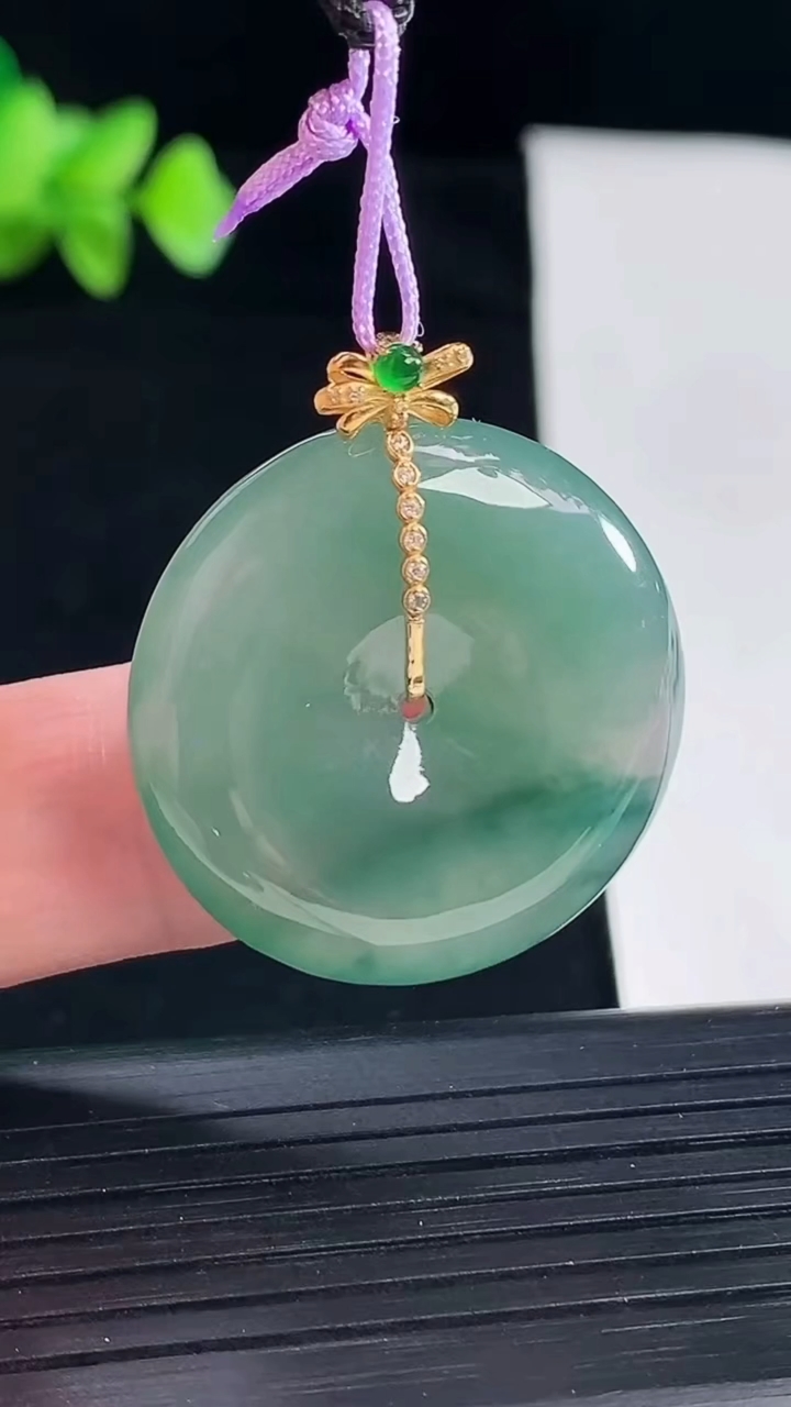天然A货翡翠种飘花平安扣吊坠，尺寸28-5重量:8.45g
5月7日