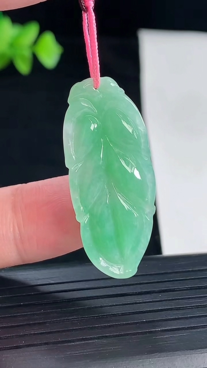天然A货翡翠金枝玉叶 叶子吊坠，尺寸35-15.5-5重量:4.37g
5月7日