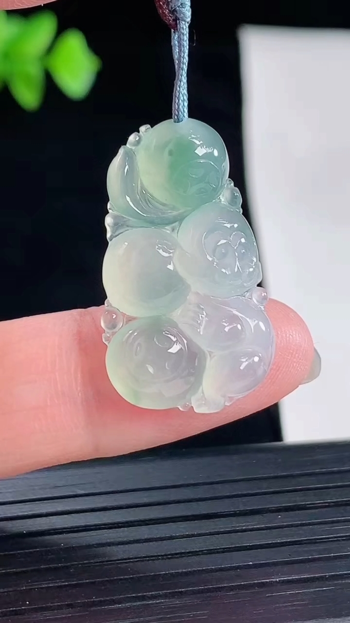 天然A货翡翠冰种飘花生肖猴吊坠，尺寸28-16.6-5.5重量:3.86g
5月7日