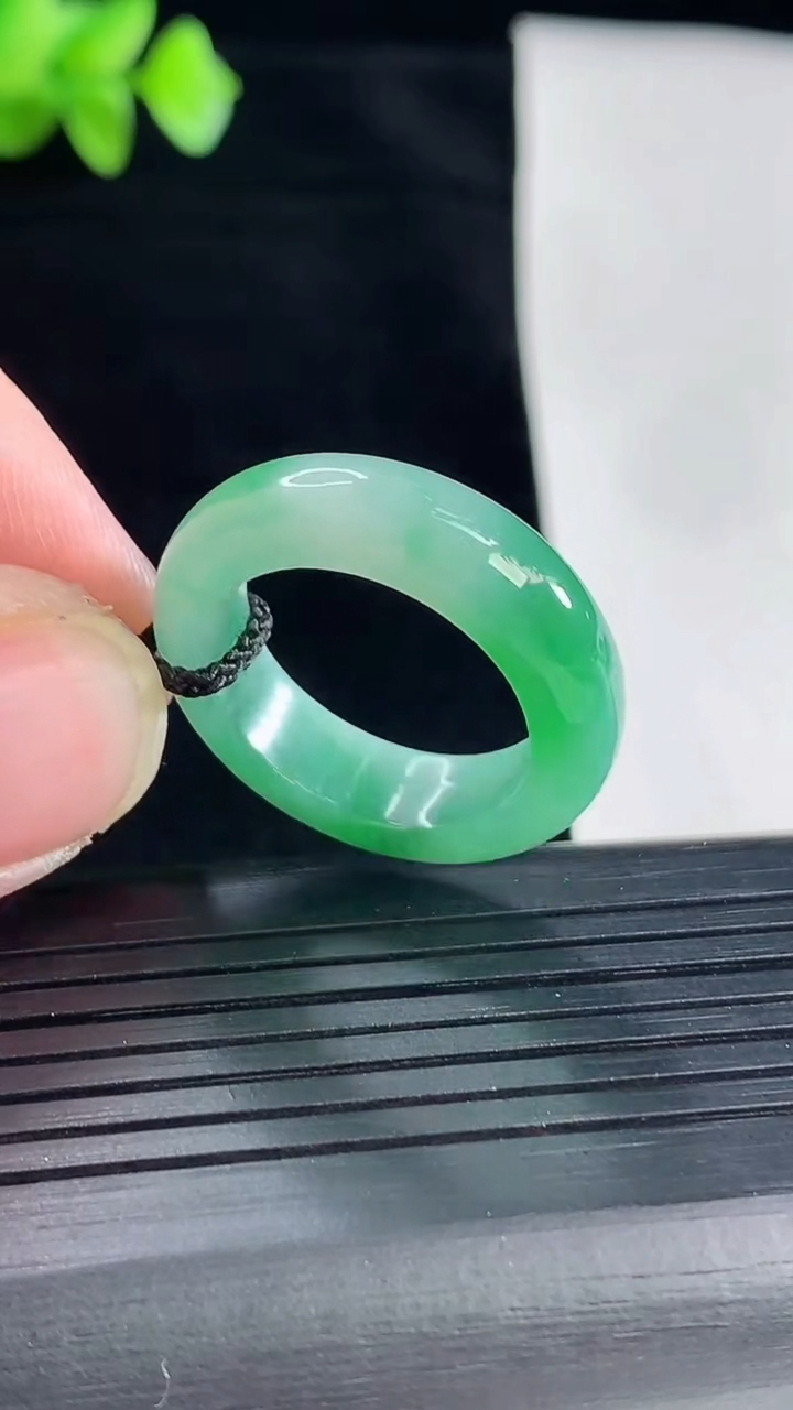 天然A货翡翠玉指环 戒指，尺寸18.5-6.5-4.5重量:5.16g2026年5月7日
工厂直销收藏佳品,种好水足，色泽均匀，有种有色，上手高大气！