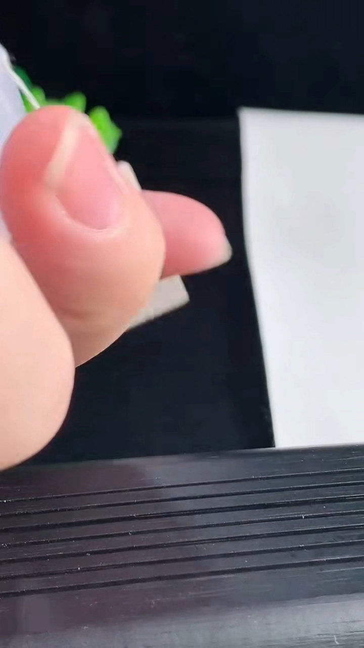 天然A货翡翠紫罗兰龙牌吊坠，尺寸56.5-45-8重量:39.04g
5月7日