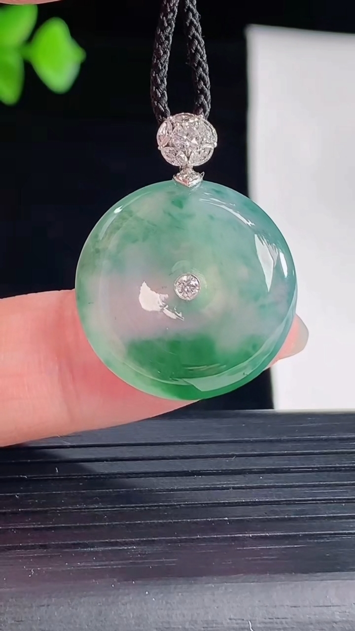 天然A货翡翠种飘花平安扣吊坠，尺寸21.5-5重量:4.65g
5月7日