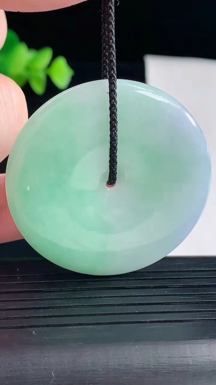 天然A货翡翠春带彩 飘平安扣吊坠，尺寸44-5.8重量:24.98g
5月7日