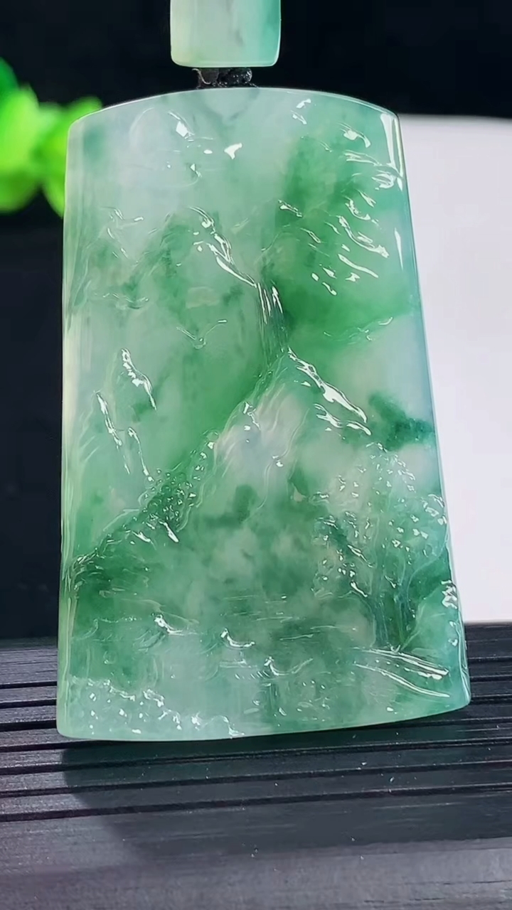 天然A货翡翠种飘花山水牌吊坠，尺寸53-34.5-5重量:23.81g
5月7日