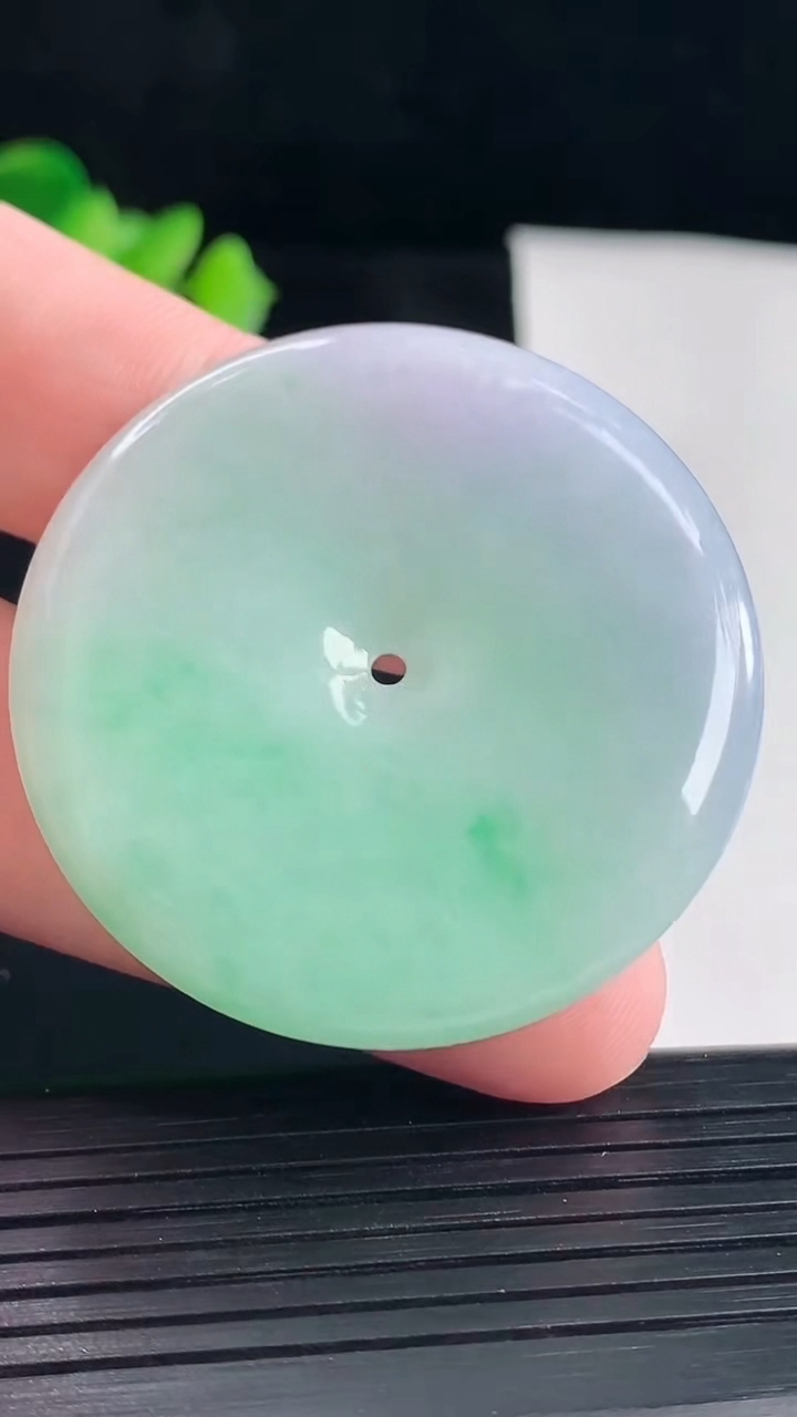 天然A货翡翠平安扣吊坠，尺寸44-5.6重量:24.08g
5月7日