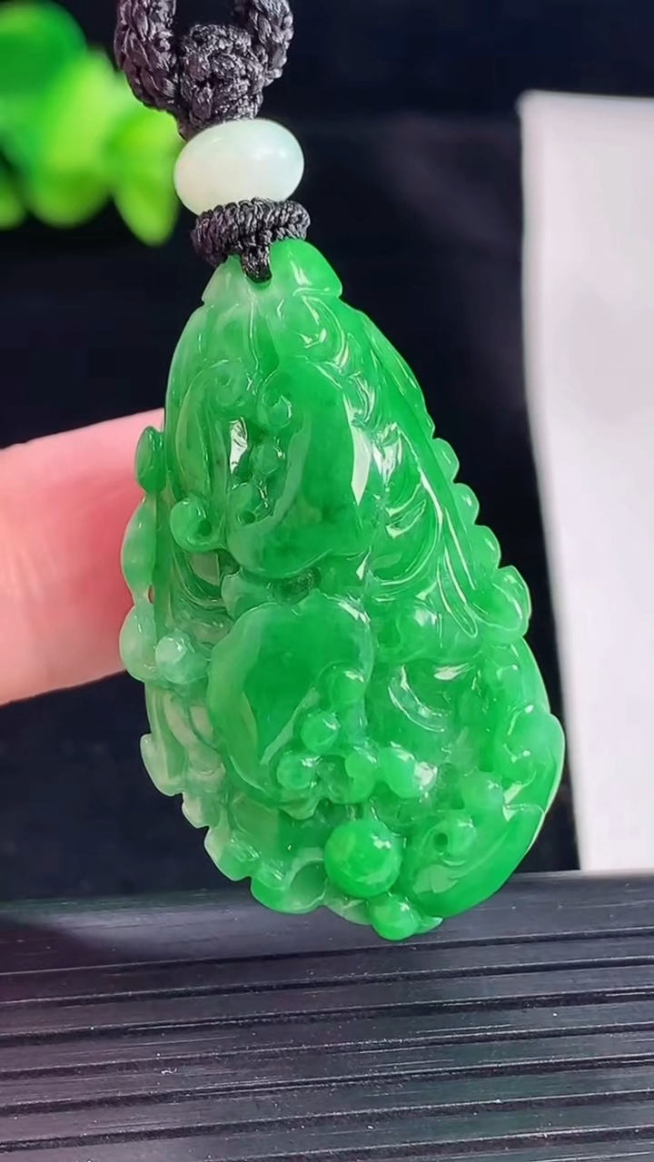 天然A货翡翠白菜吊坠，尺寸38.5-24-16.6重量:22.16g
5月7日