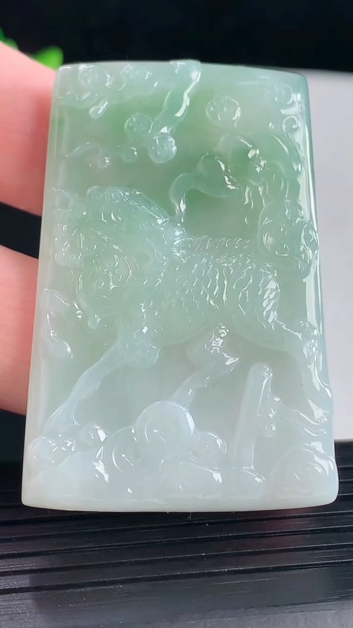 天然A货翡翠龙麒麟吊坠，尺寸53.6-35-5.5重量:25.81g
5月7日