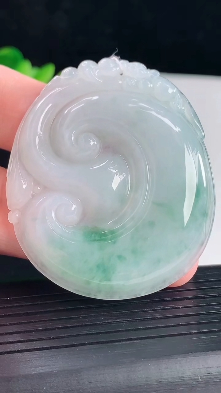 天然A货翡翠如意吊坠，尺寸56-47-5.8重量:26.21g
5月7日