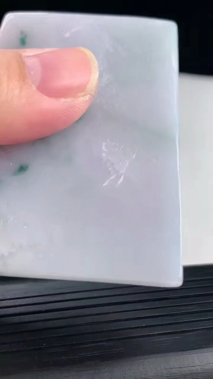 天然A货翡翠紫罗兰 飘花山水牌吊坠，尺寸63-45-5.2重量:42.18g
5月7日