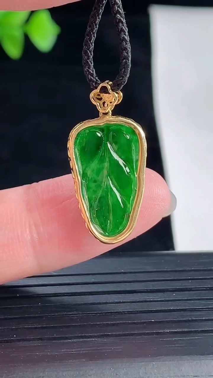 天然A货翡翠金枝玉叶吊坠，尺寸24.5-12-4.5，裸石18.5-11重量:1.30g
5月7日