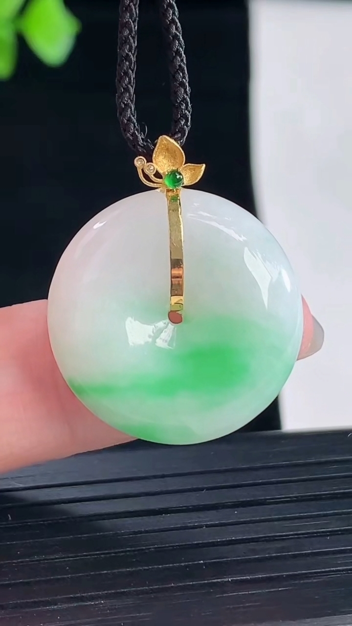 天然A货翡翠平安扣吊坠，尺寸22.2-5.8重量:5.76g
5月7日