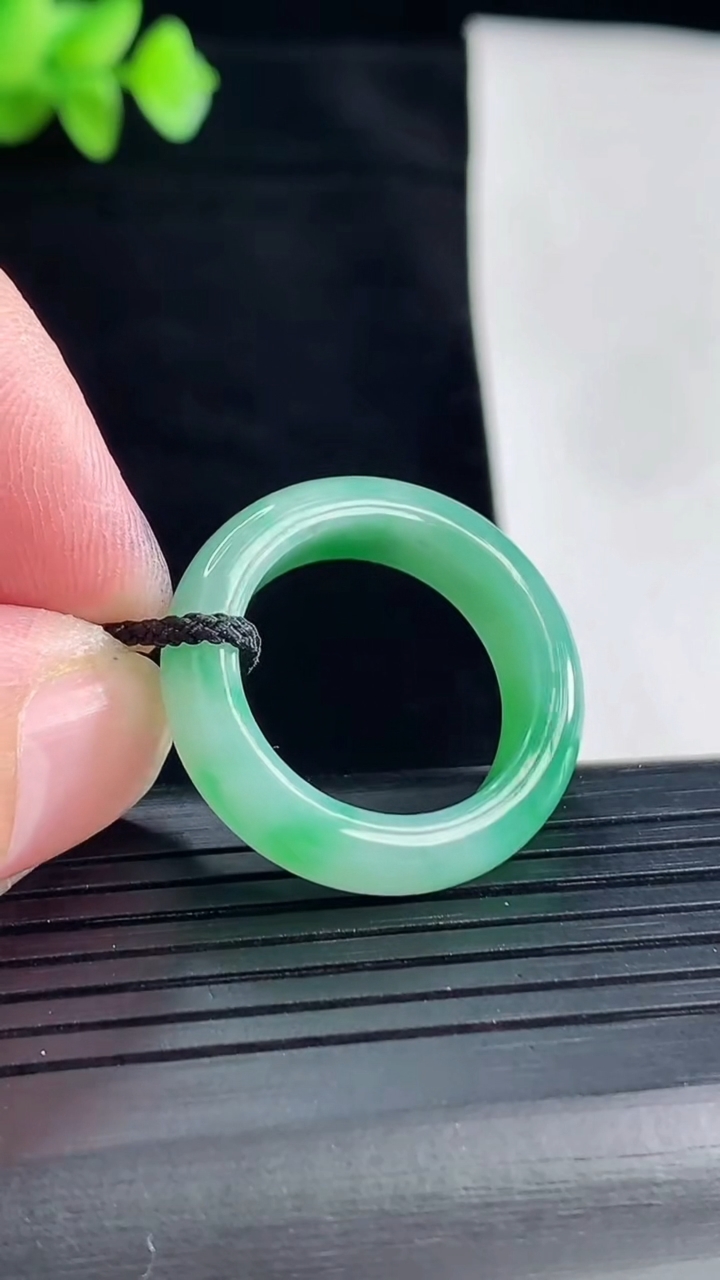天然A货翡翠玉指环 戒指，尺寸18.5-6.5-4.5重量:5.16g2026年5月7日
工厂直销收藏佳品,种好水足，色泽均匀，有种有色，上手高大气！