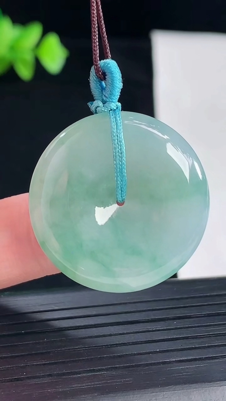 天然A货翡翠飘花平安扣吊坠，尺寸29-5.5重量:9.43g
5月7日