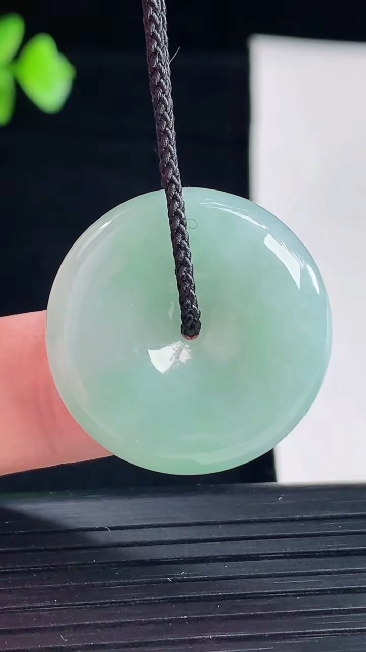 天然A货翡翠平安扣吊坠，尺寸25.6-6重量:8.28g
5月7日