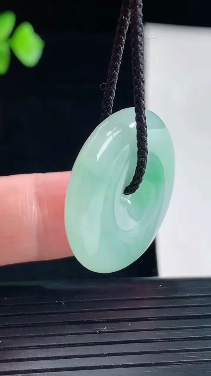 天然A货翡翠平安扣吊坠，尺寸26.5-5.8重量:8.58g
5月7日