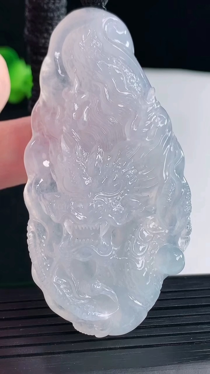 天然A货翡翠种白冰龙牌吊坠，尺寸70-35.6-10.5重量:44.87g
5月7日