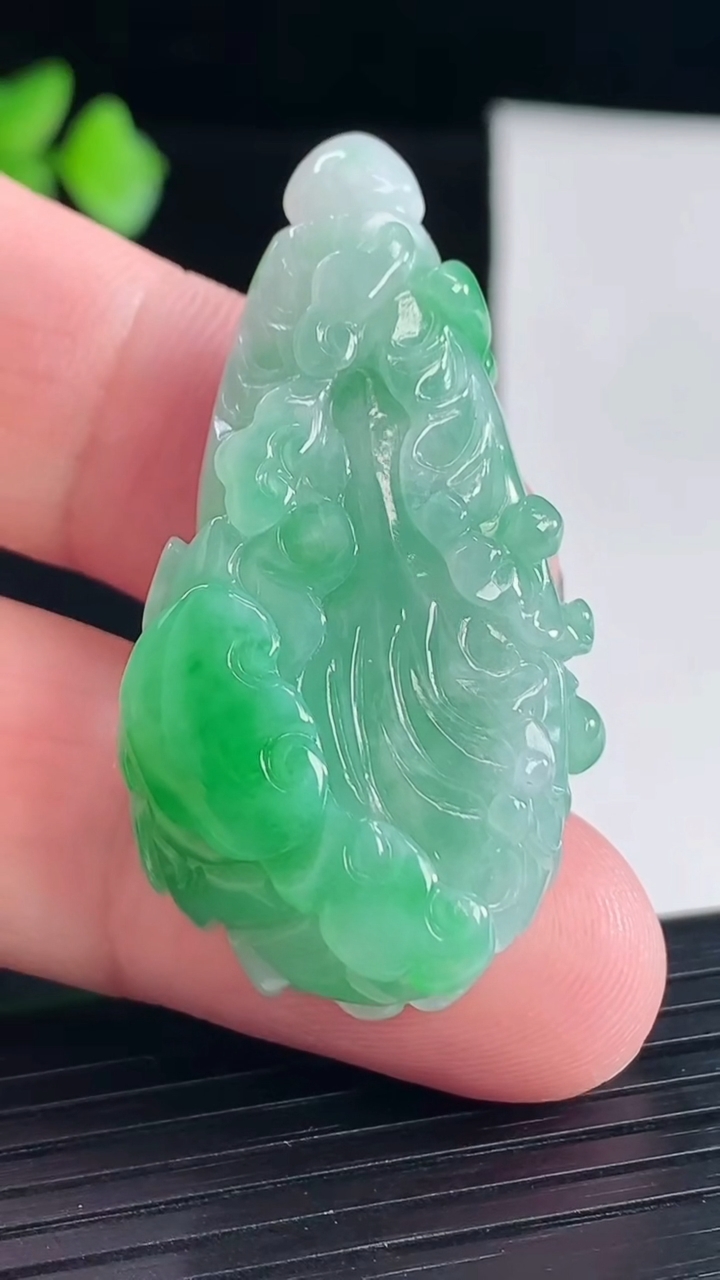 天然A货翡翠白菜吊坠，尺寸44.5-24-10.5重量:15.19g
5月7日