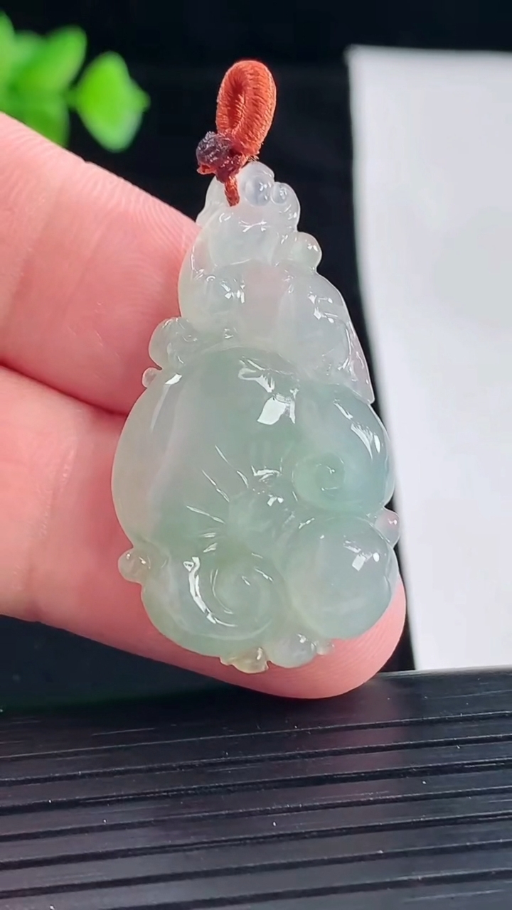 天然A货翡翠如意吊坠，尺寸34-21-6重量:7.58g
5月7日