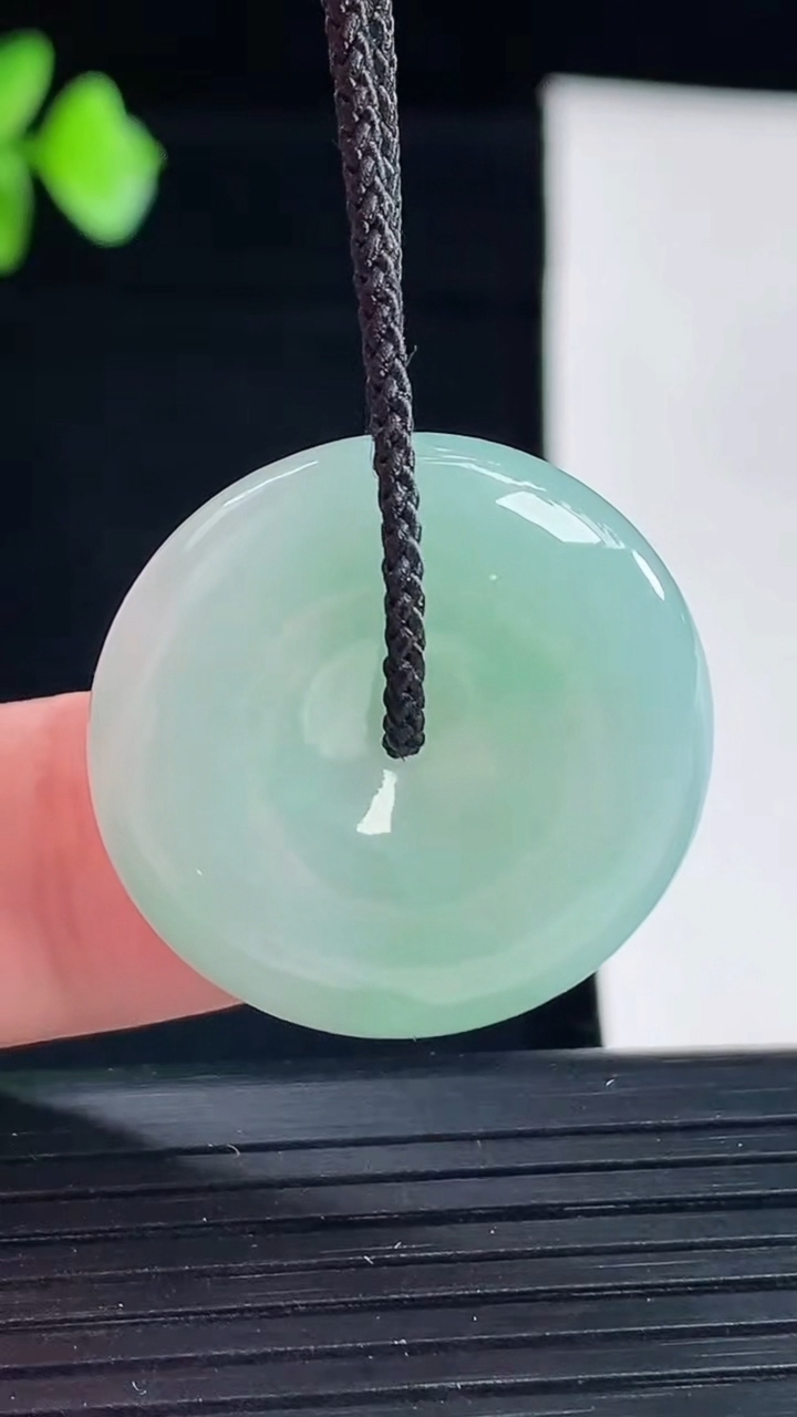 天然A货翡翠平安扣吊坠，尺寸25.6-6重量:8.28g
5月7日