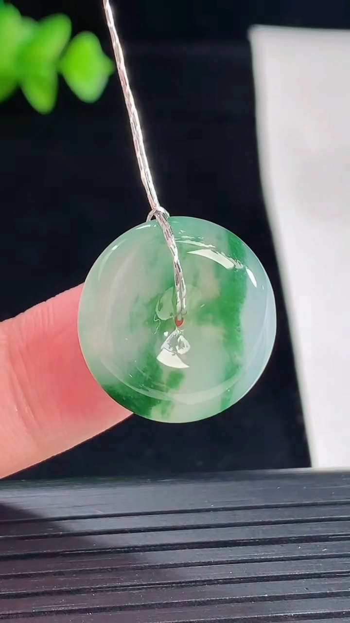 天然A货翡翠冰种飘花平安扣吊坠，尺寸19.5-6.2重量:4.61g
5月7日