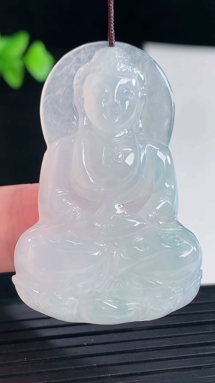 天然A货翡翠大日如来佛吊坠，尺寸46-31-5.6重量:12.56g
5月7日