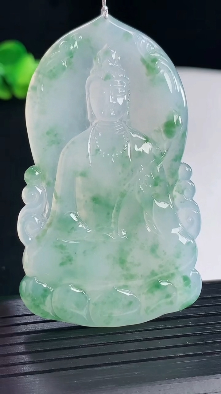 天然A货翡翠种飘花素衣观音吊坠，尺寸66-39.5-5.5重量:28.74g
5月7日