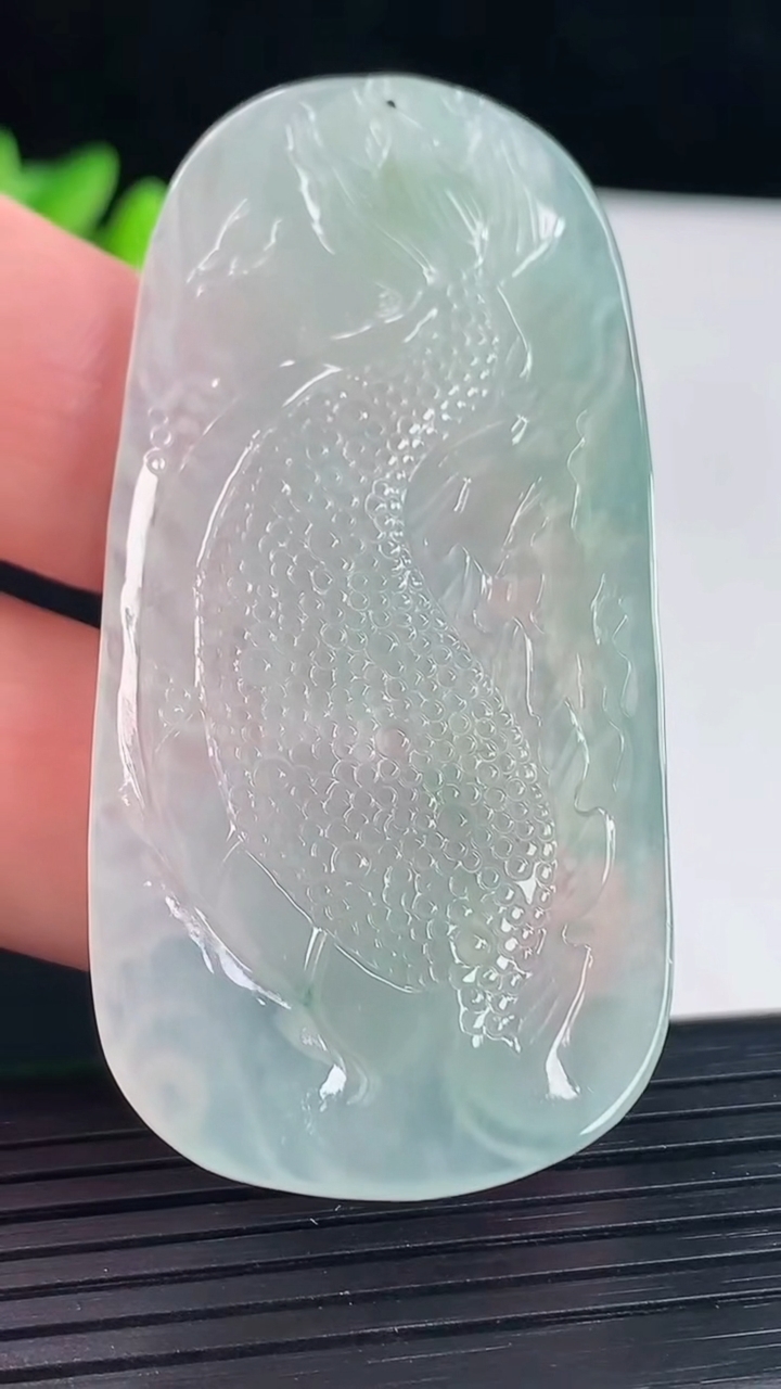 天然A货翡翠龙牌吊坠，尺寸61-29-5重量:16.19g
5月7日