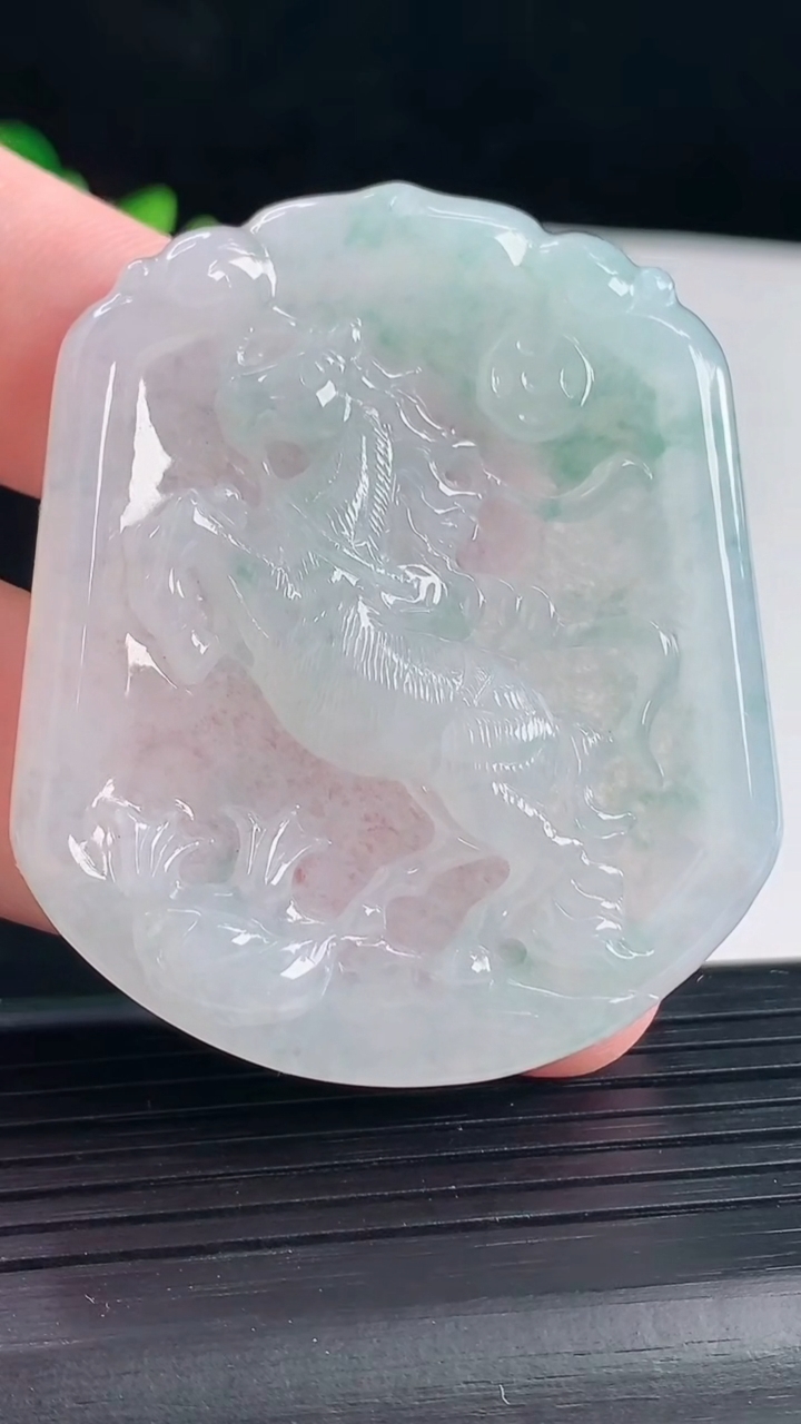 天然A货翡翠飘花生肖马吊坠，尺寸51.5-44-5.2重量:24.11g
5月7日
