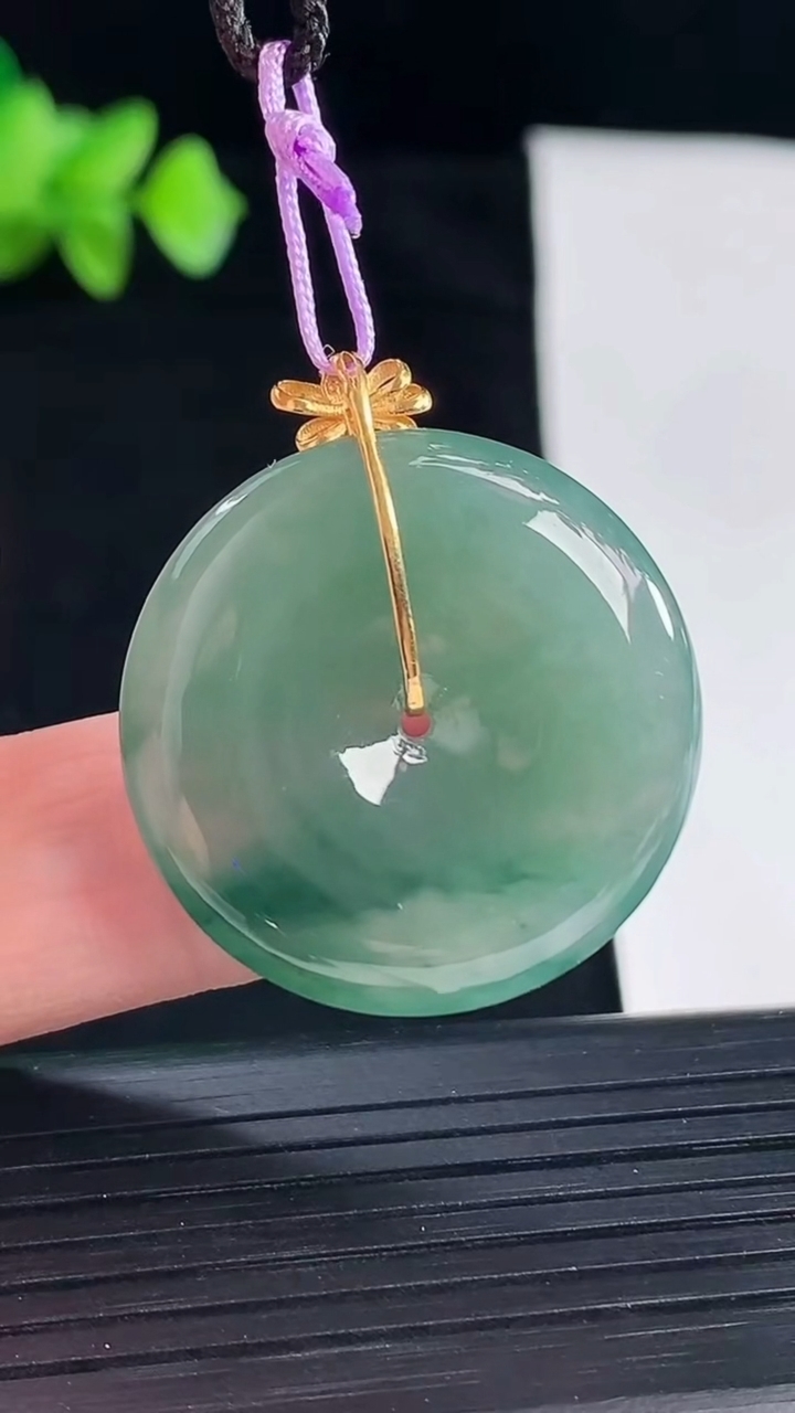 天然A货翡翠种飘花平安扣吊坠，尺寸28-5重量:8.45g
5月7日