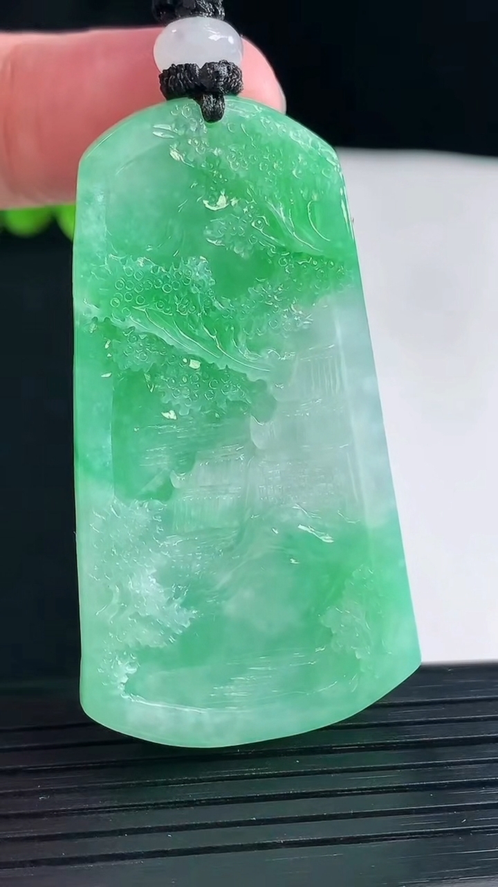 天然A货翡翠山水牌吊坠，尺寸57-31-10重量:36.06g
5月7日