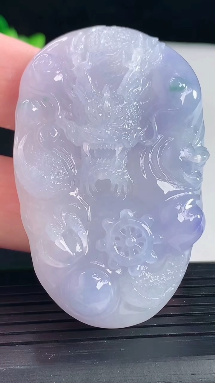 天然A货翡翠种紫罗兰 飘花龙牌吊坠，尺寸58-37-12重量:50.52g
5月7日