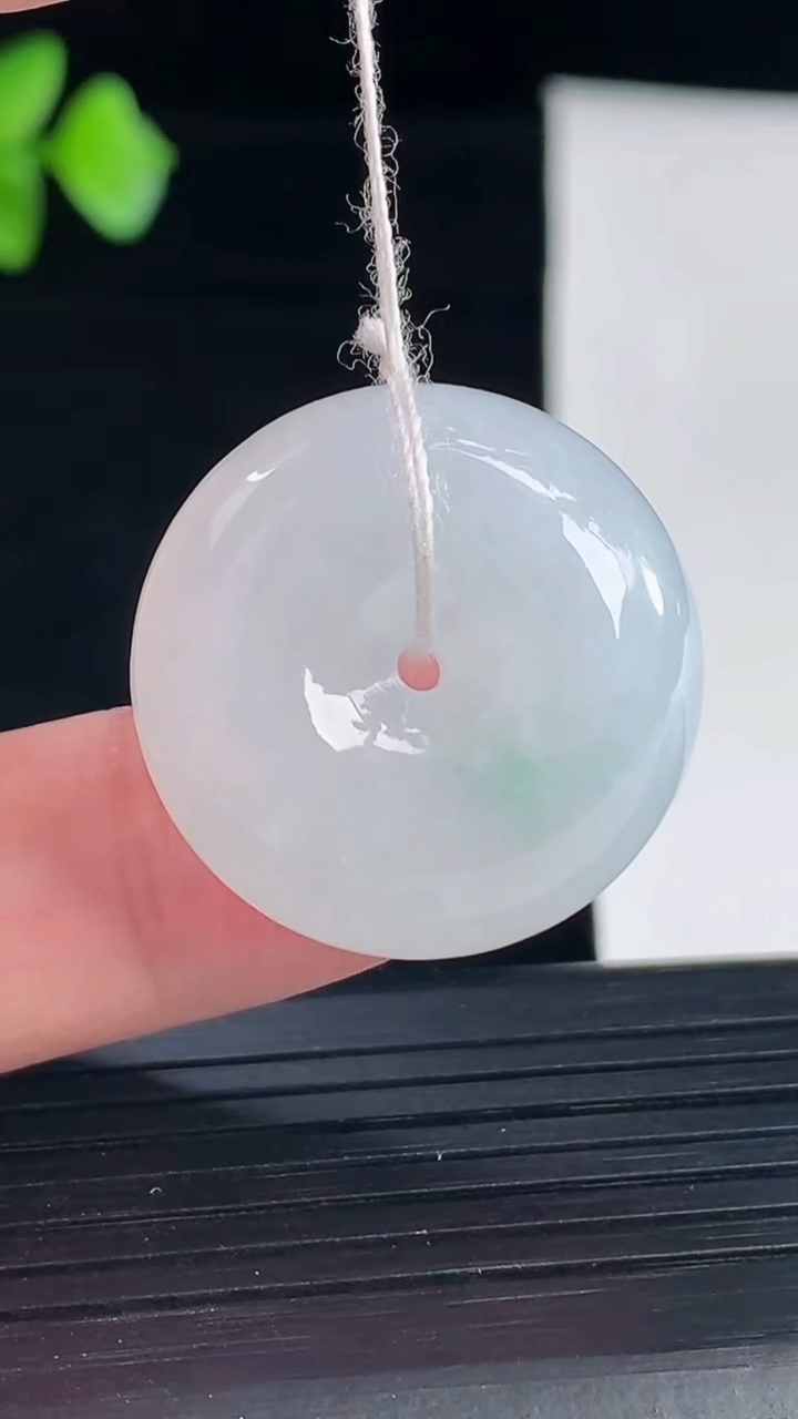 天然A货翡翠路路通吊坠，尺寸24-10重量:11.57g
5月7日
