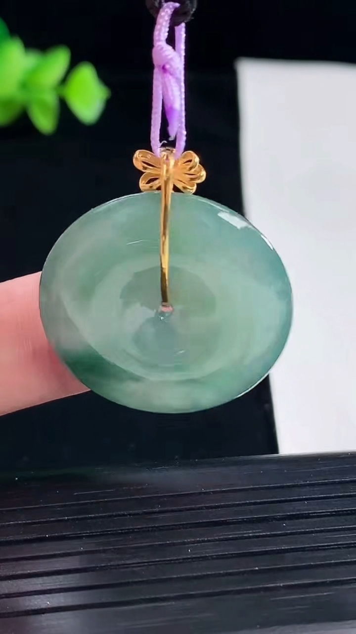 天然A货翡翠种飘花平安扣吊坠，尺寸28-5重量:8.45g
5月7日