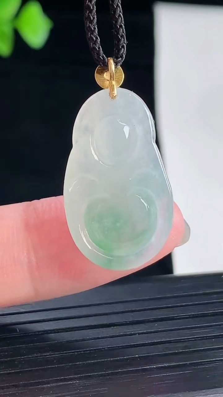 天然A货翡翠18k金飘花财神爷吊坠，尺寸25-15-6.5重量:4.23g
5月7日