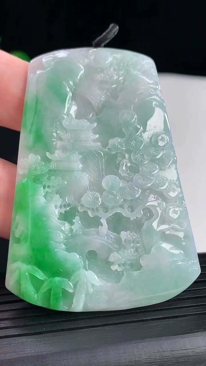 天然A货翡翠山水牌吊坠，尺寸67-47-6重量:39.80g
5月7日