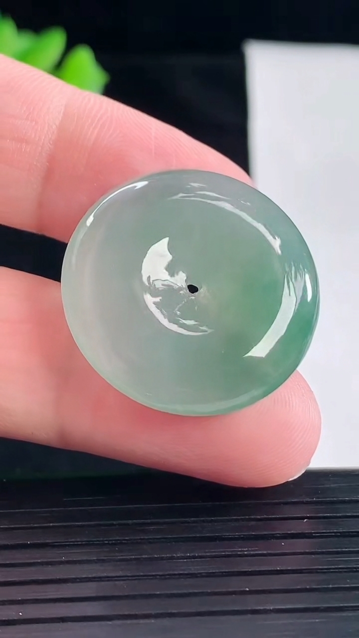 天然A货翡翠平安扣吊坠，尺寸28-5重量:8.10g
5月7日