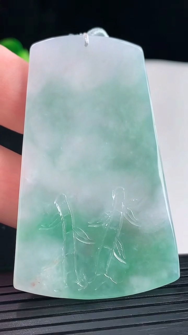 天然A货翡翠文殊菩萨吊坠，尺寸67-40.5-5.5重量:30.94g
5月7日