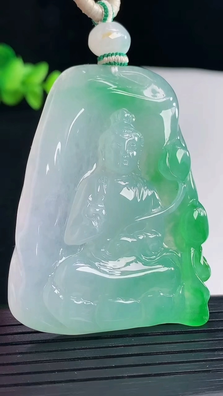 天然A货翡翠大势至菩萨吊坠，尺寸56-41.6-7.2重量:38.06g
5月7日