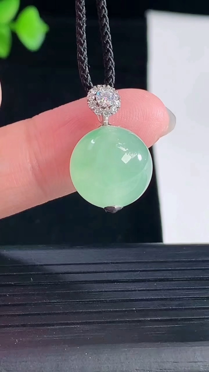 天然A货翡翠圆珠吊坠，尺寸13重量:4.04g5月7日
工厂直销收藏佳品,种好水足，色泽均匀，有种有