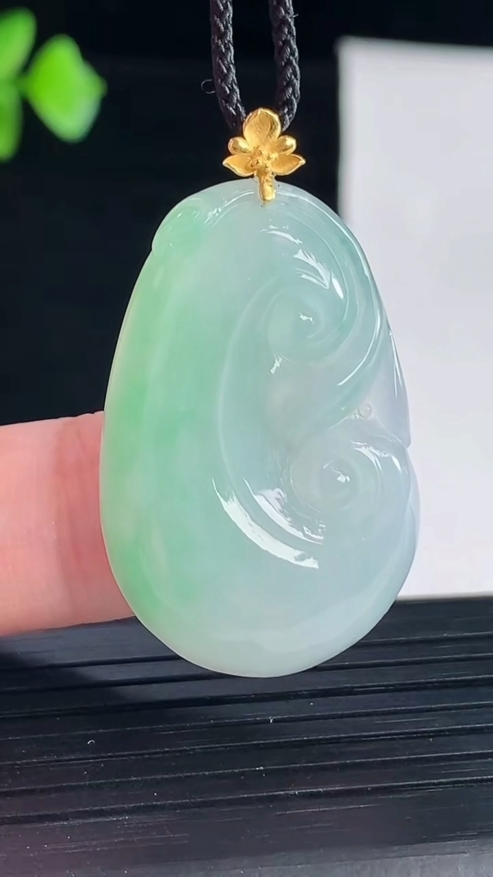天然A货翡翠如意吊坠，尺寸33-22-5.8重量:8.42g
5月7日