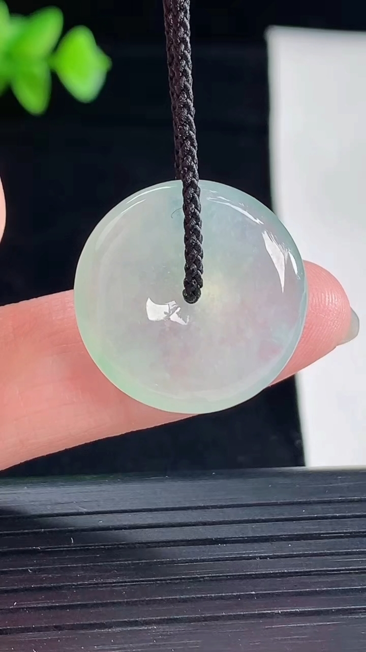 天然A货翡翠平安扣吊坠，尺寸21.5-5重量:4.67g
5月7日