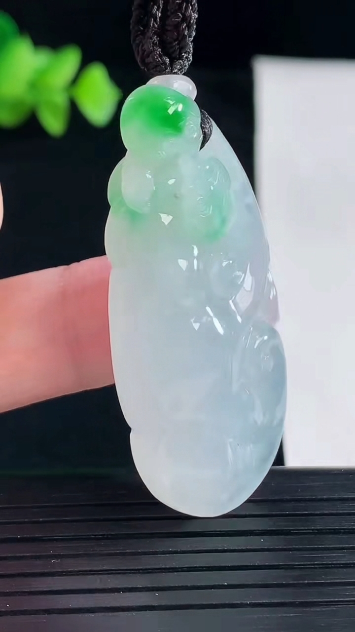 天然A货翡翠如意吊坠，尺寸49-22-11重量:19.49g
5月7日